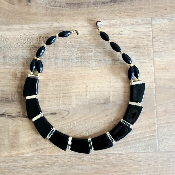 Vintage 1980s plastic black and gold necklace/choker. - Picture 4 of 7